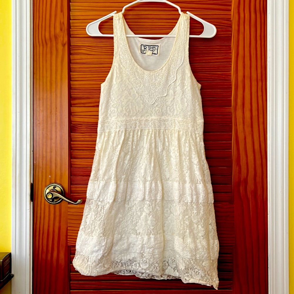 Lace dress - Picture 2 of 3